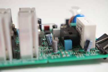 Transistörlü elektronik bileşenli, modern basılı devre kartı. PCB detayı. Elektrik mühendisliği..
