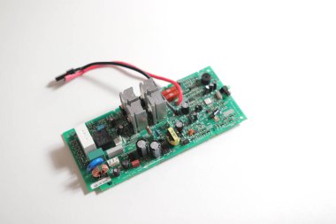 Transistörlü elektronik bileşenli, modern basılı devre kartı. PCB detayı. Elektrik mühendisliği..