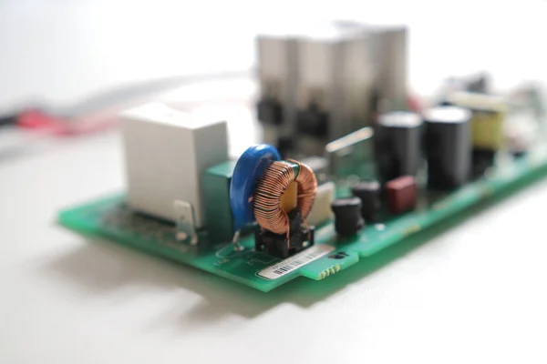 トランジスタが付いている電子部品が付いている現代印刷された回路板 Pcbディテール 電気エンジニアリング — ストック写真