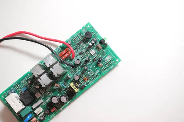 トランジスタが付いている電子部品が付いている現代印刷された回路板 Pcbディテール 電気エンジニアリング — ストック写真