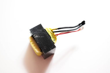 Beyaz arka planda elektrik trafosu var. Güç arzı için Çevirici UPS.