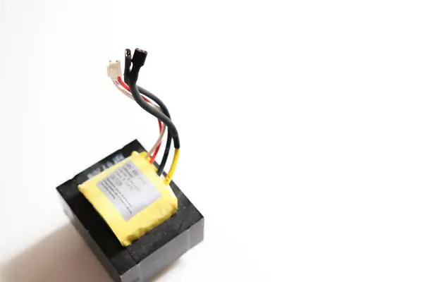 白い背景の電気変圧器 電源のためのインバーターUps — ストック写真