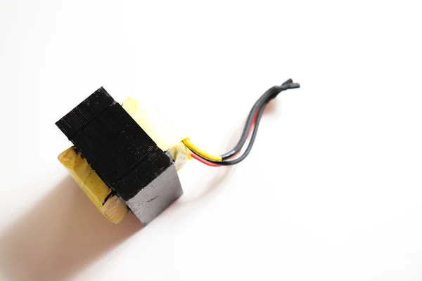 白い背景の電気変圧器 電源のためのインバーターUps — ストック写真