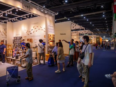 Bangkok, Tayland - 23 Mart 2024: Baan ve Suan 'a ya da Bitec Bangna, Bangkok, Tayland' daki Home and Garden Fair 2024 'e alışveriş için birçok kişi geldi.