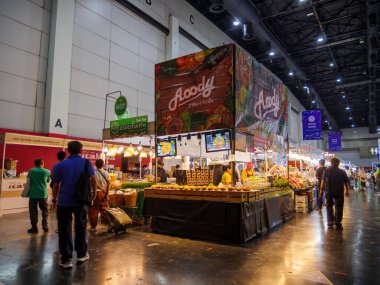 Bangkok, Tayland - 23 Mart 2024: Baan ve Suan 'a ya da Bitec Bangna, Bangkok, Tayland' daki Home and Garden Fair 2024 'e alışveriş için birçok kişi geldi.