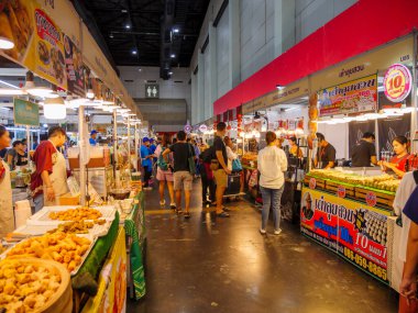 Bangkok, Tayland - 23 Mart 2024: Baan ve Suan 'a ya da Bitec Bangna, Bangkok, Tayland' daki Home and Garden Fair 2024 'e alışveriş için birçok kişi geldi.