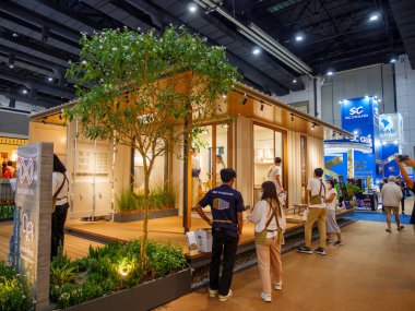 Bangkok, Tayland - 23 Mart 2024: Baan ve Suan 'a ya da Bitec Bangna, Bangkok, Tayland' daki Home and Garden Fair 2024 'e alışveriş için birçok kişi geldi.