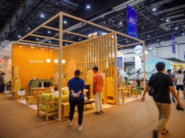 Bangkok, Tayland - 23 Mart 2024: Baan ve Suan 'a ya da Bitec Bangna, Bangkok, Tayland' daki Home and Garden Fair 2024 'e alışveriş için birçok kişi geldi.