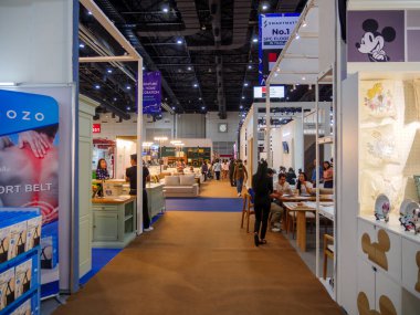 Bangkok, Tayland - 23 Mart 2024: Baan ve Suan 'a ya da Bitec Bangna, Bangkok, Tayland' daki Home and Garden Fair 2024 'e alışveriş için birçok kişi geldi.