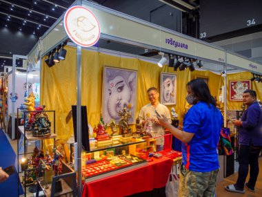 Bangkok, Tayland - 23 Mart 2024: Baan ve Suan 'a ya da Bitec Bangna, Bangkok, Tayland' daki Home and Garden Fair 2024 'e alışveriş için birçok kişi geldi.