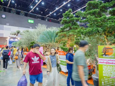 Bangkok, Tayland - 23 Mart 2024: Baan ve Suan 'a ya da Bitec Bangna, Bangkok, Tayland' daki Home and Garden Fair 2024 'e alışveriş için birçok kişi geldi.