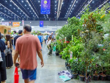 Bangkok, Tayland - 23 Mart 2024: Baan ve Suan 'a ya da Bitec Bangna, Bangkok, Tayland' daki Home and Garden Fair 2024 'e alışveriş için birçok kişi geldi.
