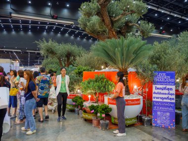 Bangkok, Tayland - 23 Mart 2024: Baan ve Suan 'a ya da Bitec Bangna, Bangkok, Tayland' daki Home and Garden Fair 2024 'e alışveriş için birçok kişi geldi.