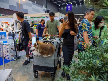 Bangkok, Tayland - 23 Mart 2024: Baan ve Suan 'a ya da Bitec Bangna, Bangkok, Tayland' daki Home and Garden Fair 2024 'e alışveriş için birçok kişi geldi.