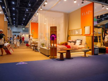 Bangkok, Tayland - 23 Mart 2024: Baan ve Suan 'a ya da Bitec Bangna, Bangkok, Tayland' daki Home and Garden Fair 2024 'e alışveriş için birçok kişi geldi.