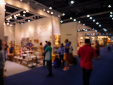 Evdeki soyut bulanık insanlar ve bahçe işleri fuarı geçmişi. Sergi fuarı ticari konsepti. Ev ve Bahçe Sergisi 2024 Bangkok, Tayland 'daki Defocus Interia dekorasyonu