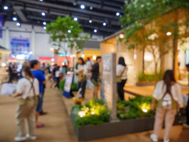 Evdeki soyut bulanık insanlar ve bahçe işleri fuarı geçmişi. Sergi fuarı ticari konsepti. Ev ve Bahçe Sergisi 2024 Bangkok, Tayland 'daki Defocus Interia dekorasyonu