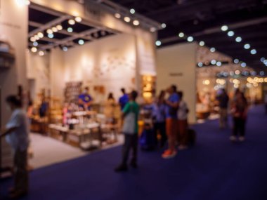 Evdeki soyut bulanık insanlar ve bahçe işleri fuarı geçmişi. Sergi fuarı ticari konsepti. Ev ve Bahçe Sergisi 2024 Bangkok, Tayland 'daki Defocus Interia dekorasyonu