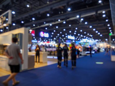 Evdeki soyut bulanık insanlar ve bahçe işleri fuarı geçmişi. Sergi fuarı ticari konsepti. Ev ve Bahçe Sergisi 2024 Bangkok, Tayland 'daki Defocus Interia dekorasyonu