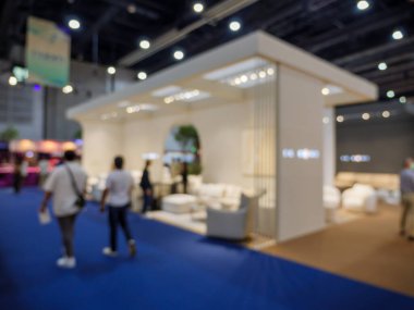 Evdeki soyut bulanık insanlar ve bahçe işleri fuarı geçmişi. Sergi fuarı ticari konsepti. Ev ve Bahçe Sergisi 2024 Bangkok, Tayland 'daki Defocus Interia dekorasyonu