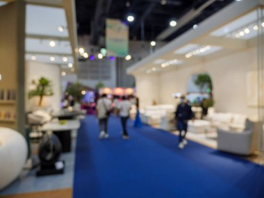 Evdeki soyut bulanık insanlar ve bahçe işleri fuarı geçmişi. Sergi fuarı ticari konsepti. Ev ve Bahçe Sergisi 2024 Bangkok, Tayland 'daki Defocus Interia dekorasyonu