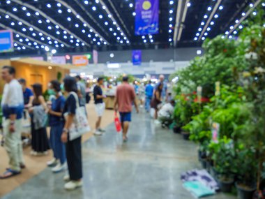 Evdeki soyut bulanık insanlar ve bahçe işleri fuarı geçmişi. Sergi fuarı ticari konsepti. Ev ve Bahçe Sergisi 2024 Bangkok, Tayland 'daki Defocus Interia dekorasyonu