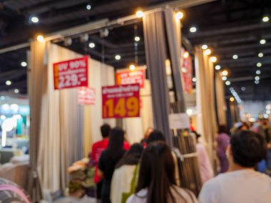 Evdeki soyut bulanık insanlar ve bahçe işleri fuarı geçmişi. Sergi fuarı ticari konsepti. Ev ve Bahçe Sergisi 2024 Bangkok, Tayland 'daki Defocus Interia dekorasyonu