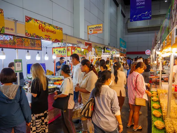 Bangkok, Tayland - 23 Mart 2024: Baan ve Suan 'a ya da Bitec Bangna, Bangkok, Tayland' daki Home and Garden Fair 2024 'e alışveriş için birçok kişi geldi.