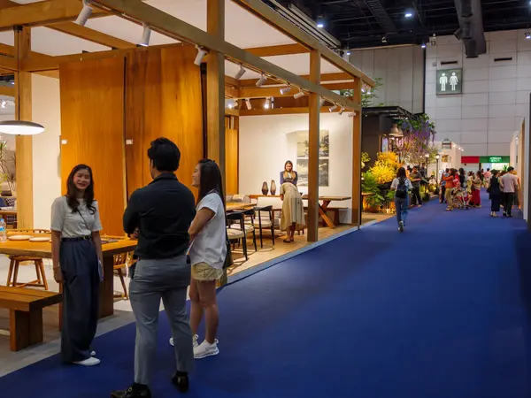 Bangkok, Tayland - 23 Mart 2024: Baan ve Suan 'a ya da Bitec Bangna, Bangkok, Tayland' daki Home and Garden Fair 2024 'e alışveriş için birçok kişi geldi.