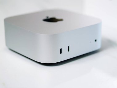 BANGKOK, THAILAND - NOV 14, 2024 : New Apple Mac Mini (2024). En son Mac Mini modeli, birleşik Apple istihbaratı için güçlü M4 ve M4 Pro Chip 'in yer aldığı 5 inçlik bir alana indirgendi..