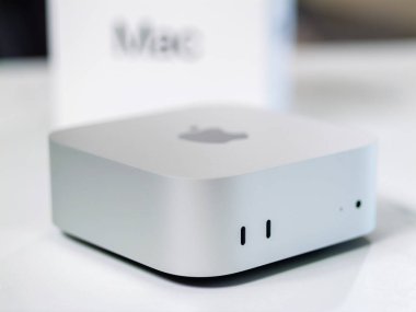 BANGKOK, THAILAND - NOV 14, 2024 : New Apple Mac Mini (2024). En son Mac Mini modeli, birleşik Apple istihbaratı için güçlü M4 ve M4 Pro Chip 'in yer aldığı 5 inçlik bir alana indirgendi..