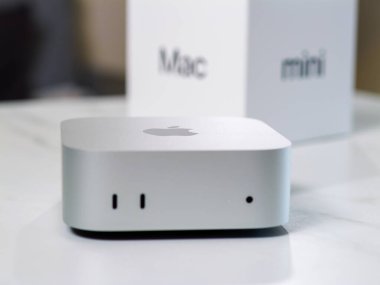 BANGKOK, THAILAND - NOV 14, 2024 : New Apple Mac Mini (2024). En son Mac Mini modeli, birleşik Apple istihbaratı için güçlü M4 ve M4 Pro Chip 'in yer aldığı 5 inçlik bir alana indirgendi..