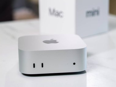 BANGKOK, THAILAND - NOV 14, 2024 : New Apple Mac Mini (2024). En son Mac Mini modeli, birleşik Apple istihbaratı için güçlü M4 ve M4 Pro Chip 'in yer aldığı 5 inçlik bir alana indirgendi..