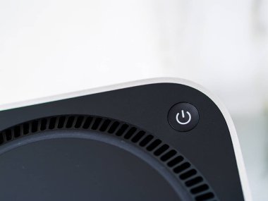 BANGKOK, THAILAND - NOV 14, 2024 : New Apple Mac Mini (2024). En son Mac Mini modeli, birleşik Apple istihbaratı için güçlü M4 ve M4 Pro Chip 'in yer aldığı 5 inçlik bir alana indirgendi..