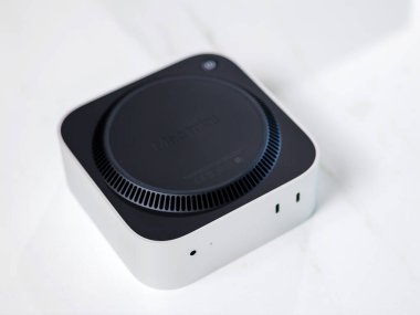 BANGKOK, THAILAND - NOV 14, 2024 : New Apple Mac Mini (2024). En son Mac Mini modeli, birleşik Apple istihbaratı için güçlü M4 ve M4 Pro Chip 'in yer aldığı 5 inçlik bir alana indirgendi..
