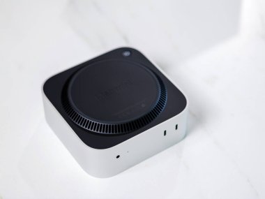 BANGKOK, THAILAND - NOV 14, 2024 : New Apple Mac Mini (2024). En son Mac Mini modeli, birleşik Apple istihbaratı için güçlü M4 ve M4 Pro Chip 'in yer aldığı 5 inçlik bir alana indirgendi..