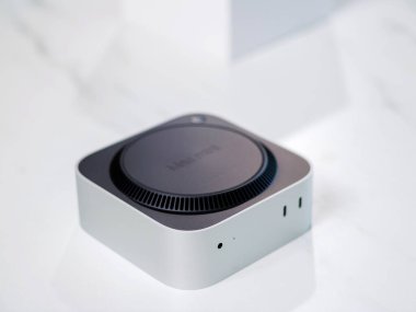 BANGKOK, THAILAND - NOV 14, 2024 : New Apple Mac Mini (2024). En son Mac Mini modeli, birleşik Apple istihbaratı için güçlü M4 ve M4 Pro Chip 'in yer aldığı 5 inçlik bir alana indirgendi..