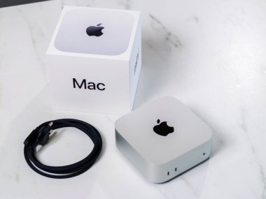 BANGKOK, THAILAND - NOV 14, 2024 : New Apple Mac Mini (2024). En son Mac Mini modeli, birleşik Apple istihbaratı için güçlü M4 ve M4 Pro Chip 'in yer aldığı 5 inçlik bir alana indirgendi..
