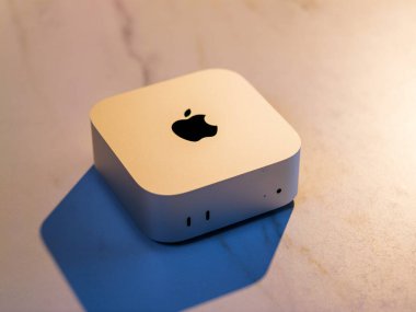 BANGKOK, THAILAND - NOV 14, 2024 : New Apple Mac Mini (2024). En son Mac Mini modeli, birleşik Apple istihbaratı için güçlü M4 ve M4 Pro Chip 'in yer aldığı 5 inçlik bir alana indirgendi..