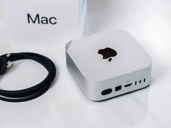 BANGKOK, THAILAND - NOV 14, 2024 : New Apple Mac Mini (2024). En son Mac Mini modeli, birleşik Apple istihbaratı için güçlü M4 ve M4 Pro Chip 'in yer aldığı 5 inçlik bir alana indirgendi..