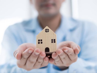 Gayrimenkul yatırımı sunumu ev sahipliği iş toplantısı kapalı ofis görüşmeleri yakın görünüm finansal güvenlik kavramı