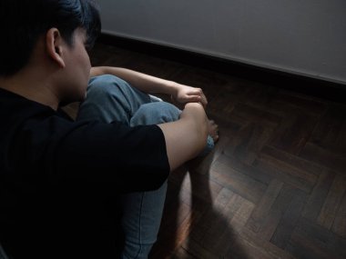 Kapalı alandaki genç bir bireyin derin derin düşüncelere daldığı duygusal bir portre oluşturduğu çevre görüşü yalnızlığı yansıtıyor.