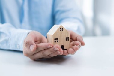 Model bir ev, emlak alım-satımı ofisi çevresi yakın perspektif güven ve istikrar kavramı vermek