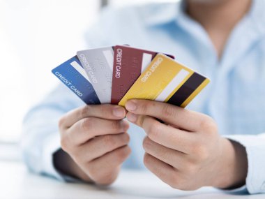 Birden fazla kredi kartı finans planlama ipuçlarının yönetilmesi profesyonel olarak kapalı alanların yakın plan kişisel finans anlayışları