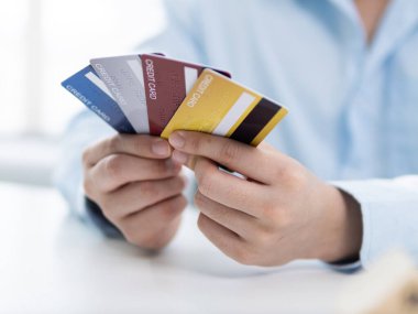 Doğru kredi kartının seçilmesi tüketiciler için finansal kararlar için bir rehber modern yaşam tarzı kapalı alanda kişisel finans kavrayışları kurmak