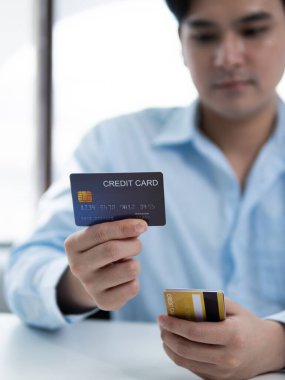 Modern ofis ortamında genç bir adamın online alışveriş kartı ödemesi e-ticaret kavramlarına odaklandı
