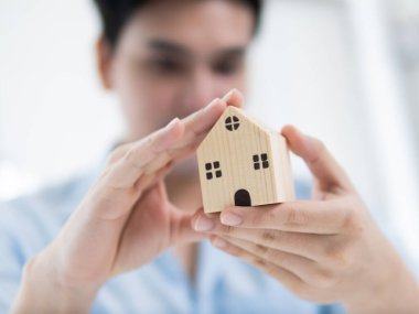 Bir rüya evi inşa etmek ahşap ev modeli iç mekan tarzı ev sahipliğini kavramlaştırmak.