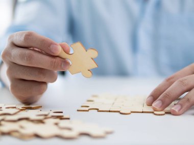 Yapboz çözme etkinliği kapalı çalışma alanı fotoğrafı çevre odaklı bakış açısı farkındalık kavramı