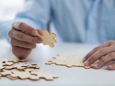 Kapalı alanda bir yapboz parçası monte etmek çalışma alanı fotoğrafçılığı yaratıcı çevre yakın perspektif problem çözme kavramı