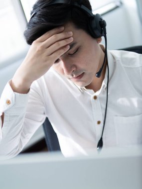 İş yerindeki stres ile başa çıkmak çağrı merkezi çalışanının modern ofis ortamındaki mücadelesi duygusal etki yakın çekim odağı